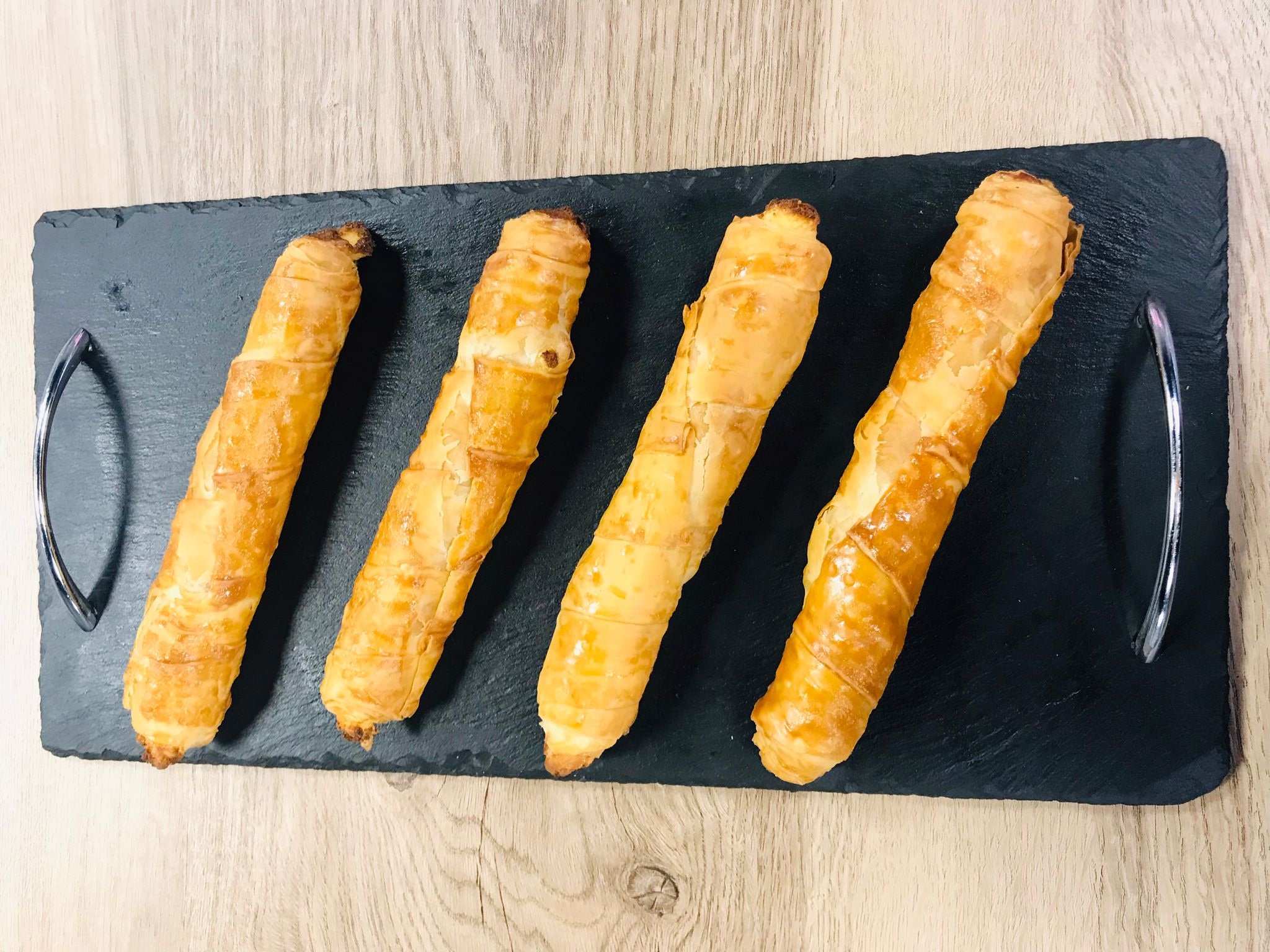Burek de queso servido sobre bandeja negra
