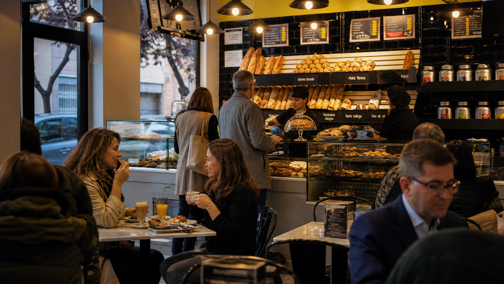 Clientes disfrutando del ambiente de Aromas de Café