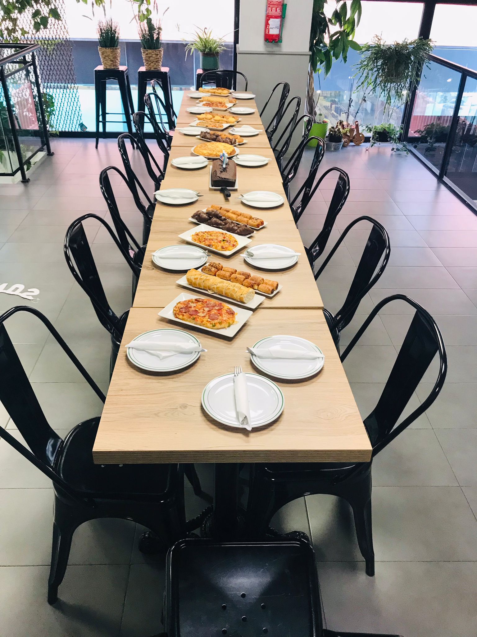Espacio preparado para encuentro en Aromas de Café